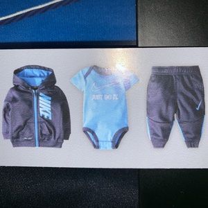 🆕 NIKE 3 Piece infant set size 0-6 months